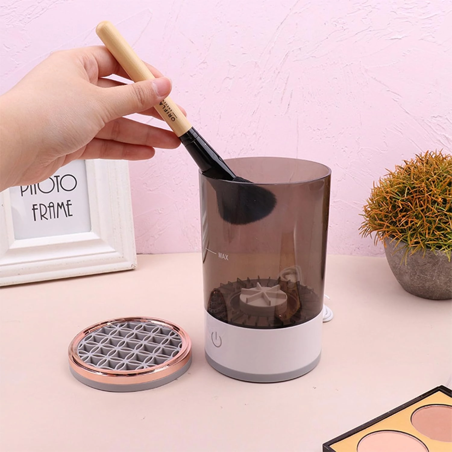 Rinse Hero Brush Cleaner, Rinse Hero Makeup Brush Cleaner, Automatic Cosmetic Brush Cleaner, Electric Makeup Brush Cleaner for Deep Cleaning All Types of Brushes (White, Plug-in)