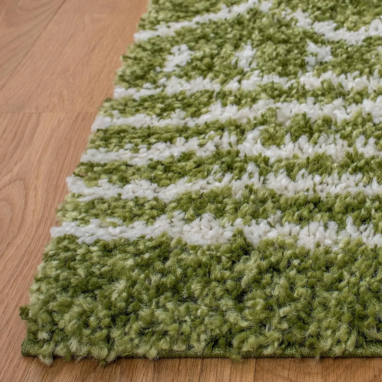 SAFAVIEH Arizona Shag Collection Runner - 2'3" x 6', Green & Ivory, Moroccan Design, Non-Shedding & Easy Care, 1.6-inch Thick, Ideal for The Living Room, Dining, Bedroom (ASG741X)