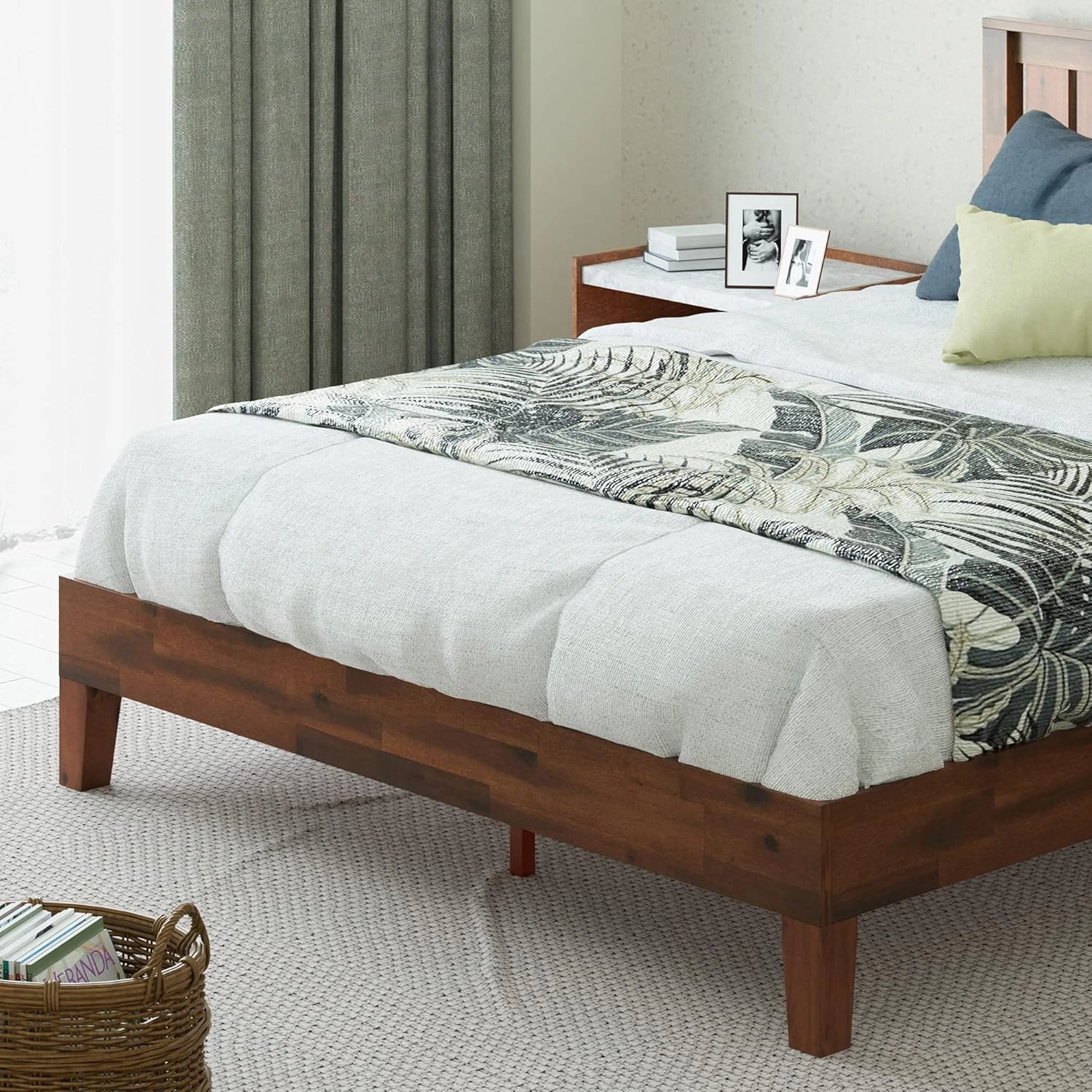ZINUS Vivek Deluxe Wood Platform Bed Frame with Headboard, Wood Slat Support, No Box Spring Needed, Easy Assembly, Queen
