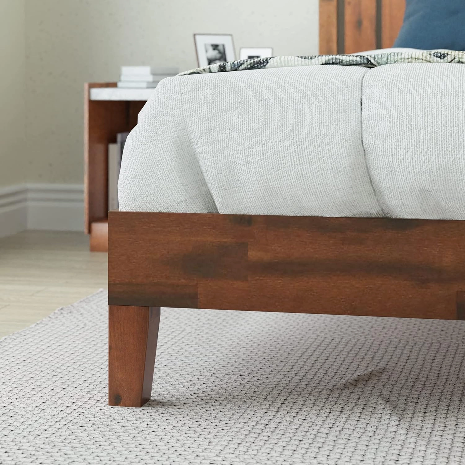 ZINUS Vivek Deluxe Wood Platform Bed Frame with Headboard, Wood Slat Support, No Box Spring Needed, Easy Assembly, Queen